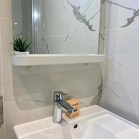 New 451 Monroe - Cosy Center 아파트